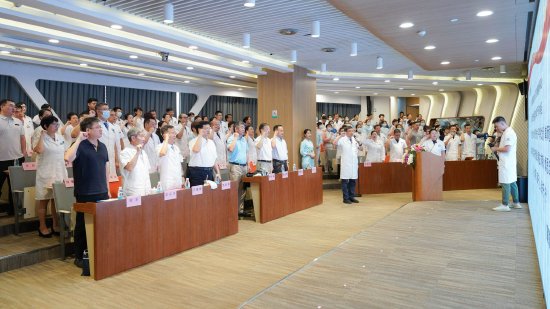 全體醫(yī)師宣讀“中國(guó)醫(yī)師宣誓誓詞”