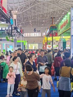 冬交会公众开放日人群络绎不绝