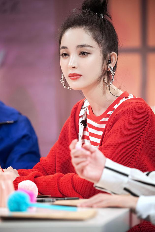 娜扎谈恋爱观:我想要很多爱情 但必须要有事业