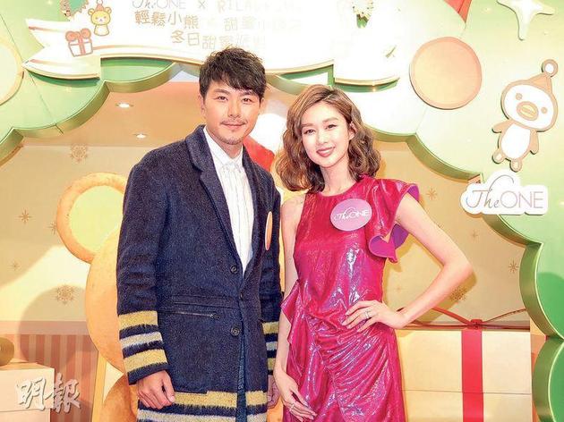 萧正楠与岑丽香昨天（12月9日）出席商场活动，十分受欢迎。