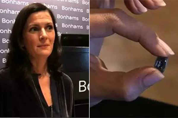 30年前女子地摊上买了枚玩具钻戒 拍出576万高价