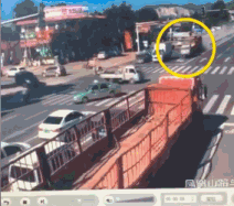 触目惊心！大货车失控连撞13车致20人伤>>