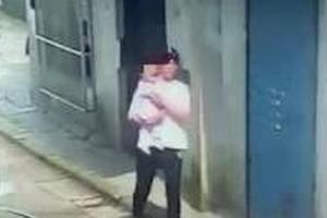 女婴在家人眼皮底下被抱走 监控曝光作案过程