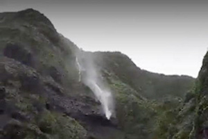 实拍台风强势来袭 山间瀑布被吹倒流