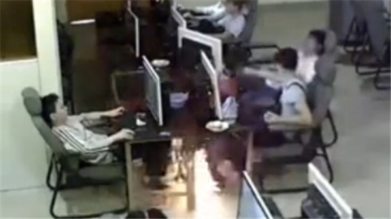 监拍：学生网吧内充电玩手机 触电身亡