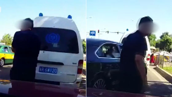 加塞成功后大摇大摆离开 网友都气坏了>>