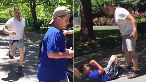 男孩向女子扔死蛇拍她反应 被一顿暴打