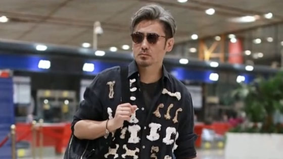 吴秀波深夜启程米兰看秀, 高冷表情酷帅十足!