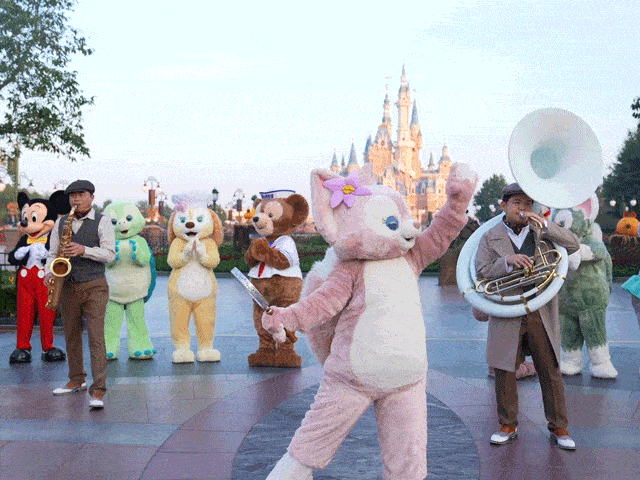 玲娜贝儿之所以能收割亿万粉丝成为互联网霸主，走的正是“养成系偶像”的路子。