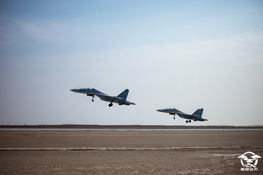 西部战区歼16编队加力升空激战正酣_高清图集_新浪网