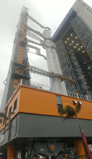 　▲ 缓缓驶出厂房的长八火箭（任悦鸣&nbsp;摄）