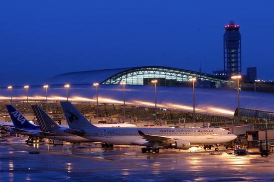 随着一架来自阿曼的商业航班在科伦坡郊外班达拉奈克国际机场降落