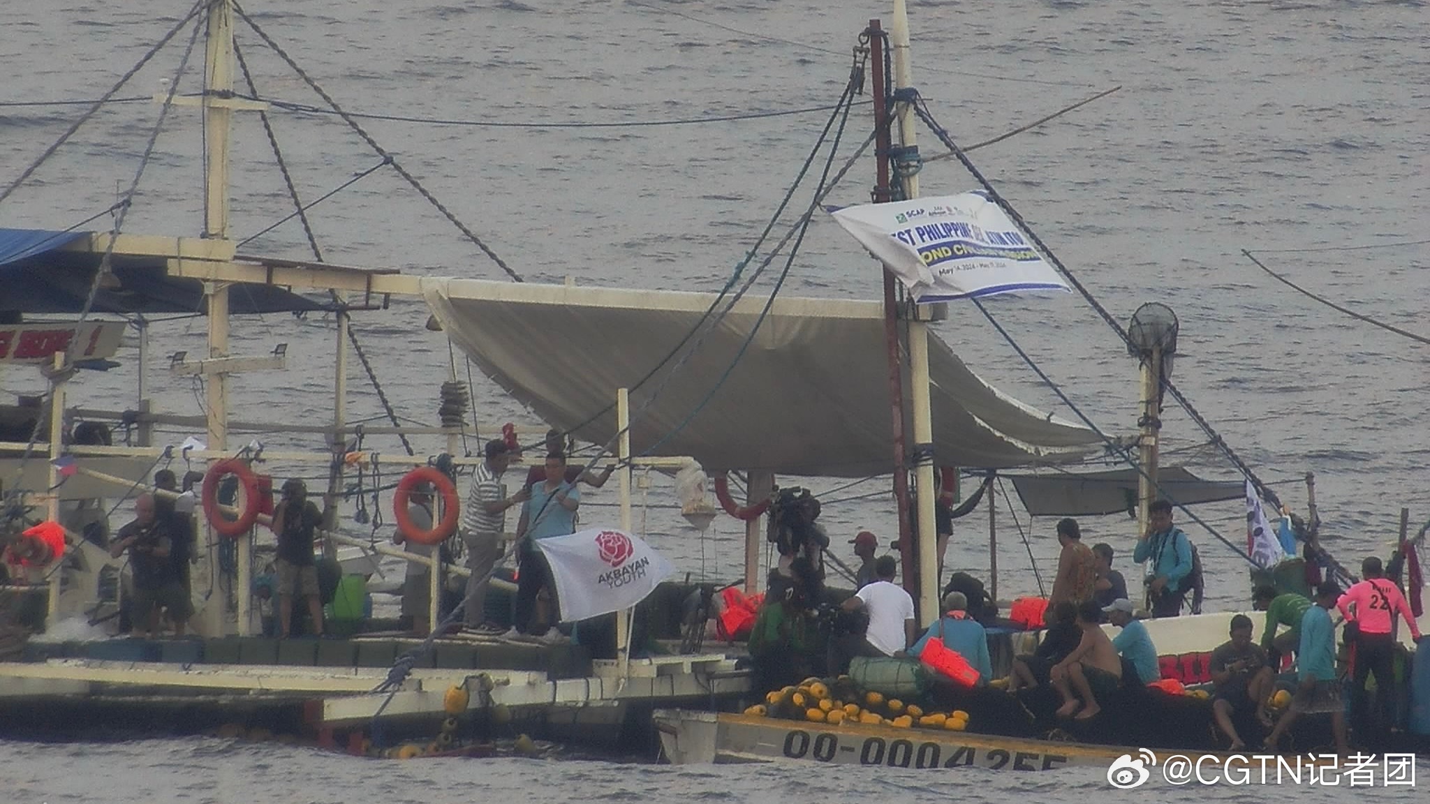菲律宾多艘船只在我黄岩岛邻近海域非法聚集 中国海警依法现场管制