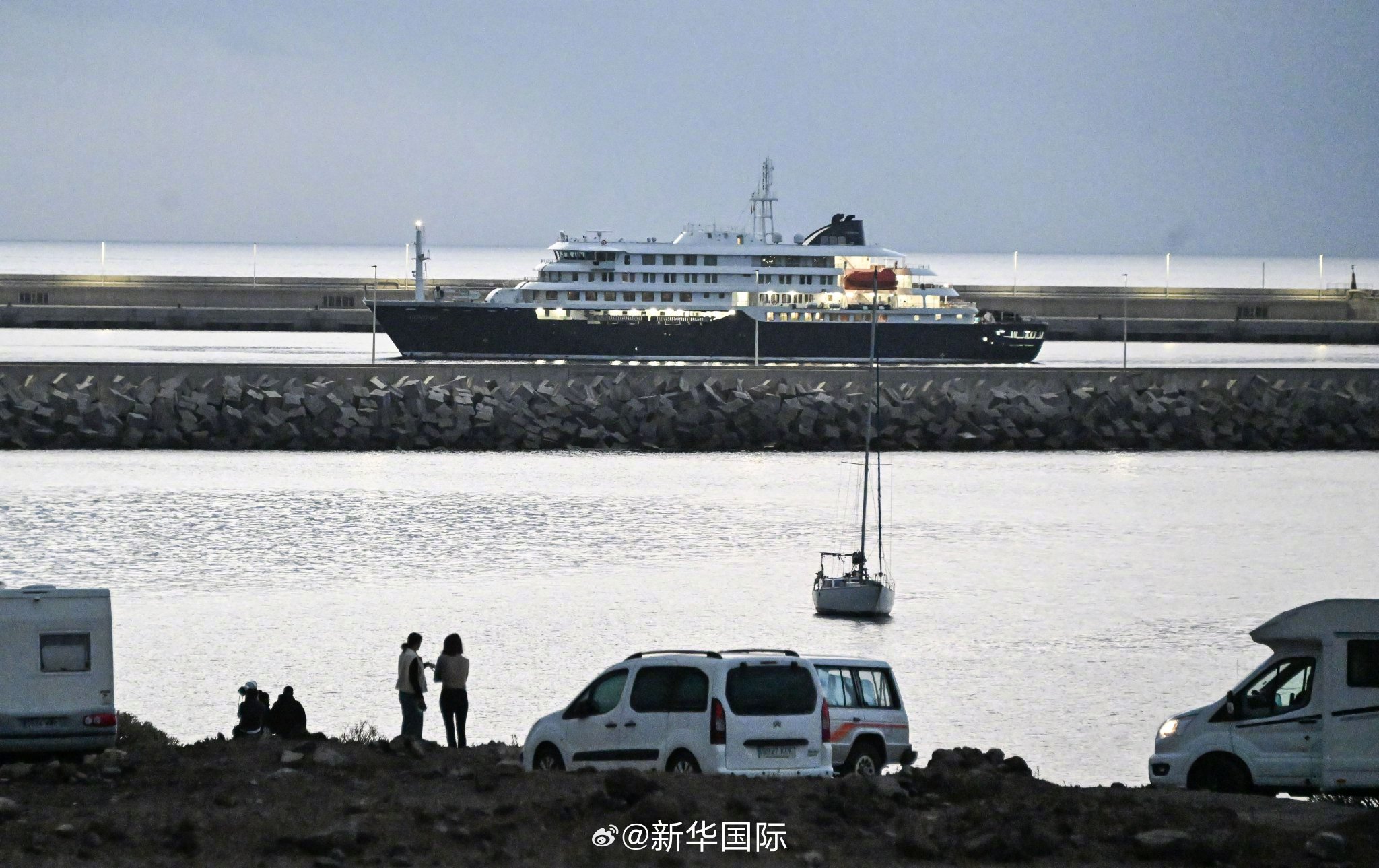 涉汉坦病毒邮轮抵西班牙，人员开始疏散