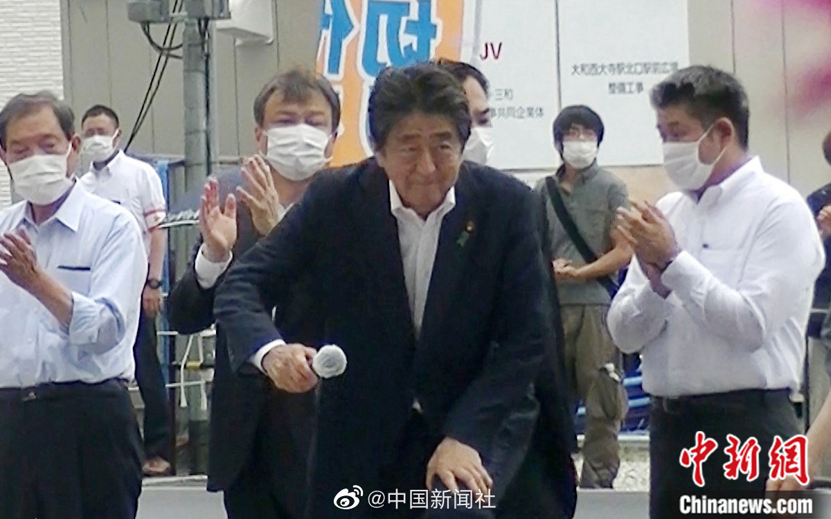 安倍生前与开枪嫌疑人同框