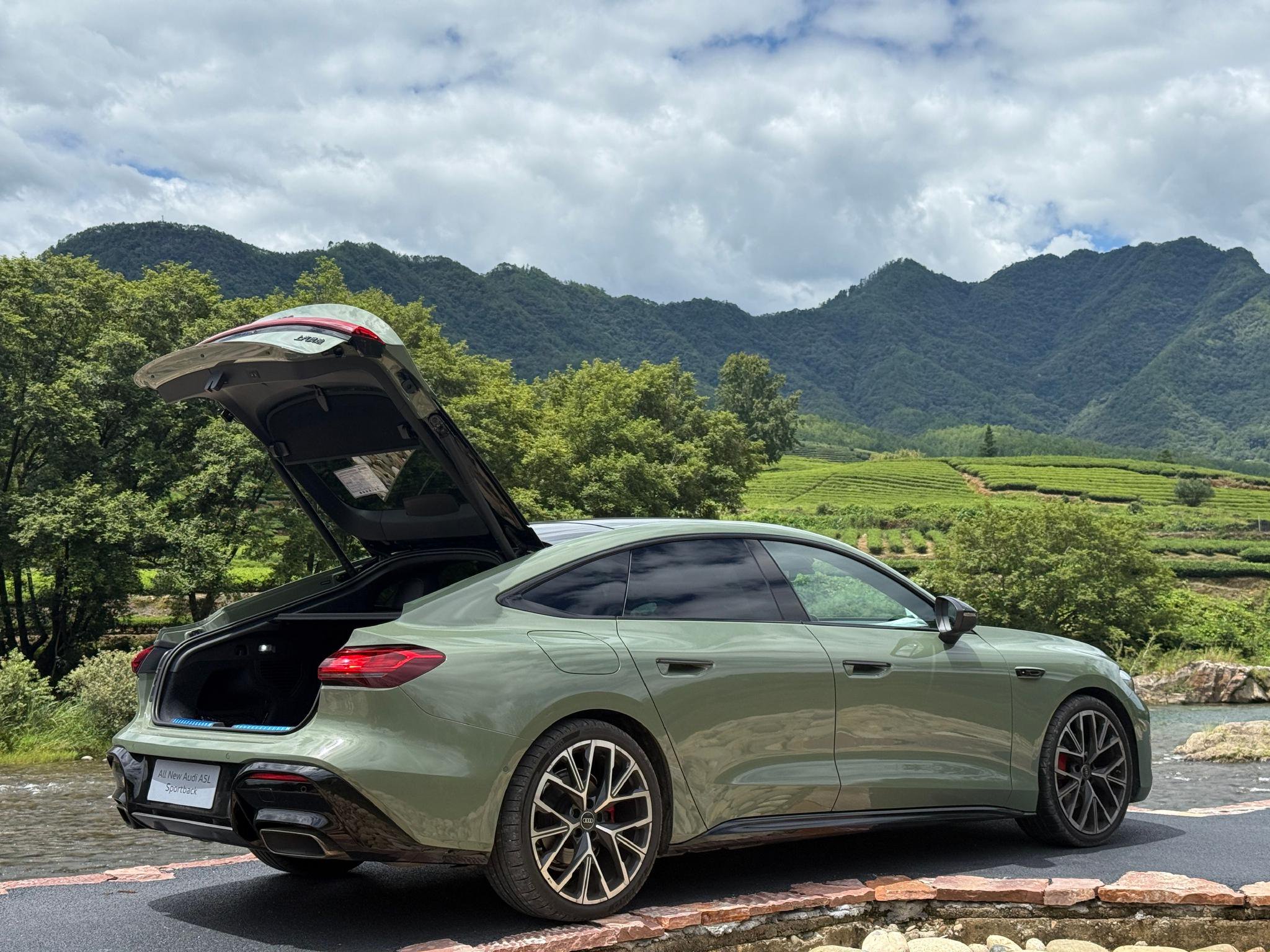 奥迪a5l sportback首搭华为乾坤智驾,燃油车智驾体验引关注