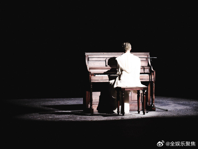 易烊千玺演唱会连唱2小时仅互动5分钟