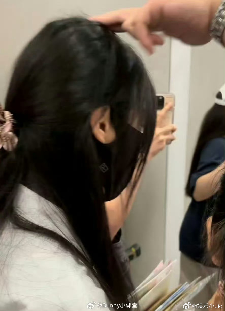 卢昱晓机场遭陌生人敲头,表情错愕引担忧