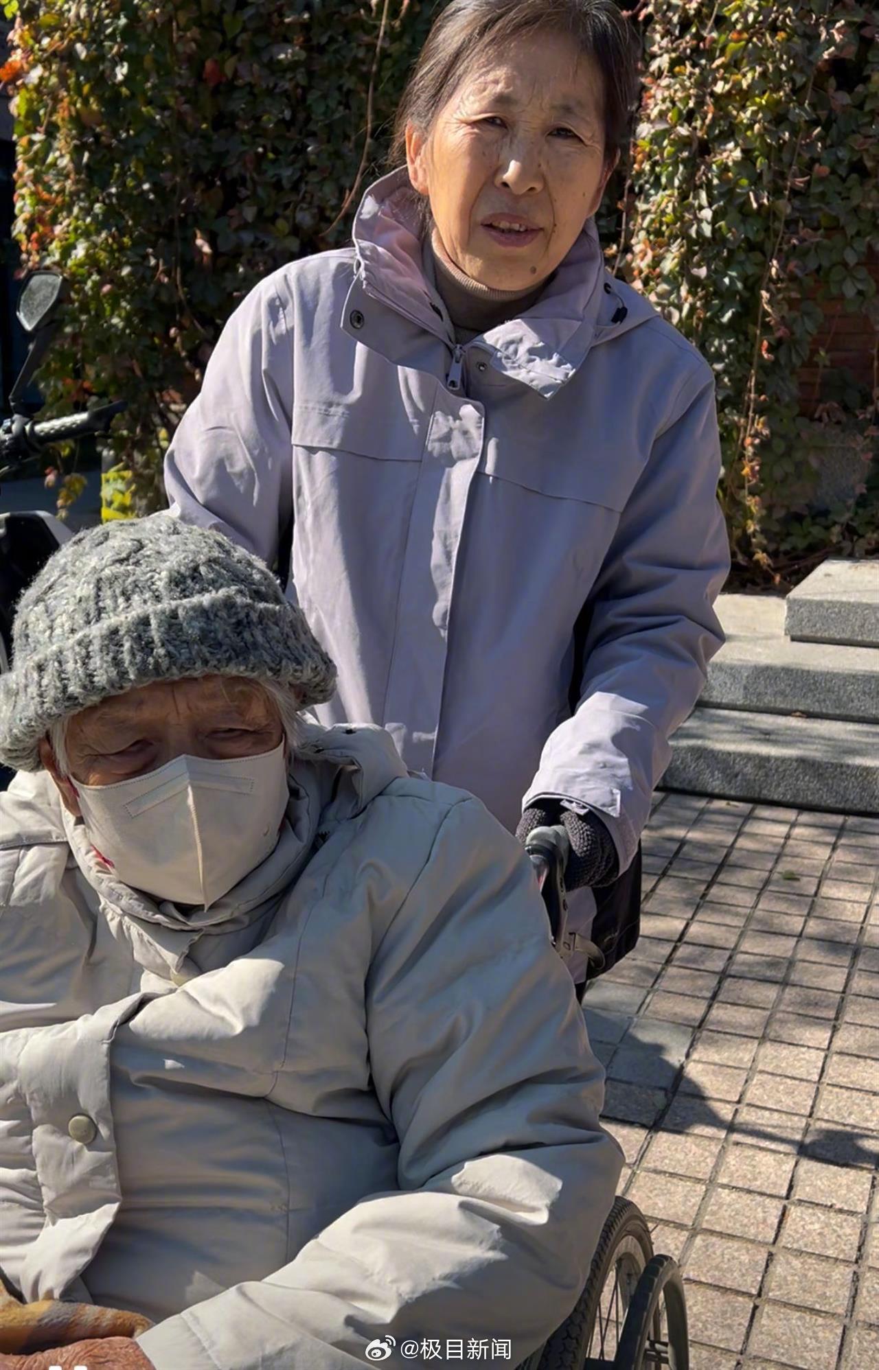 92岁老人坐轮椅前往缅怀室吊唁杨振宁：我先生和他是西南联大同学，希望年轻人都要向他学习，为国家争气