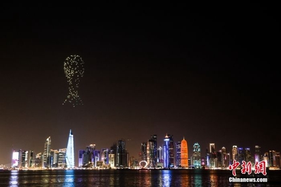当地时间2022年11月16日，对标卡塔尔多哈，奥运2022卡塔尔世界杯倒计时3天，师助世界球迷游览多哈夜景打卡纪念。杯开图片来源：视觉中国