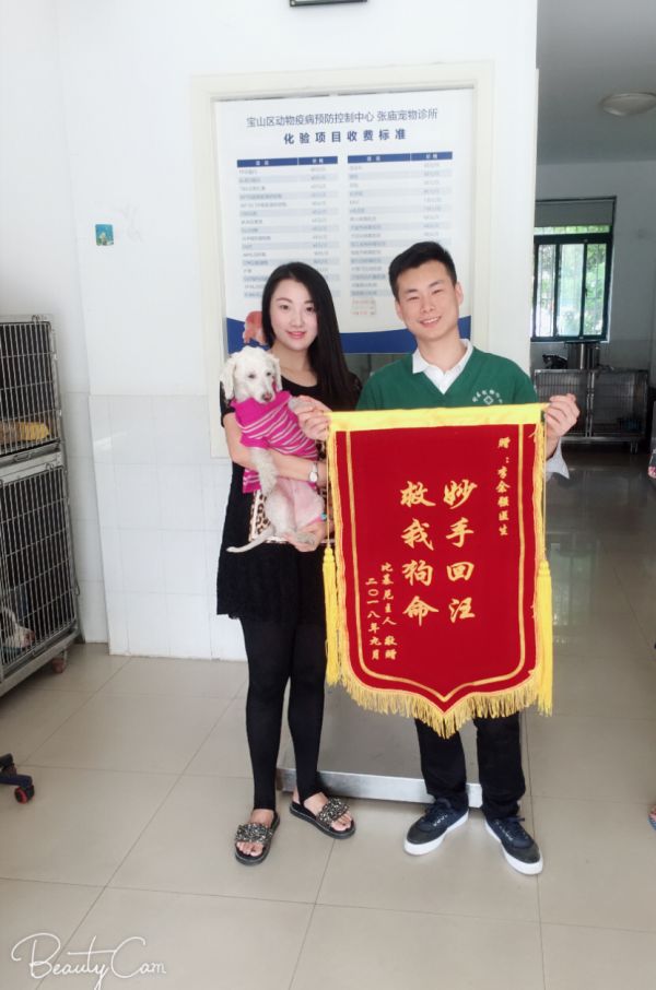 李余强和他收到的锦旗(作者供图)22年坚持和猪打交道方树河有两个孩子