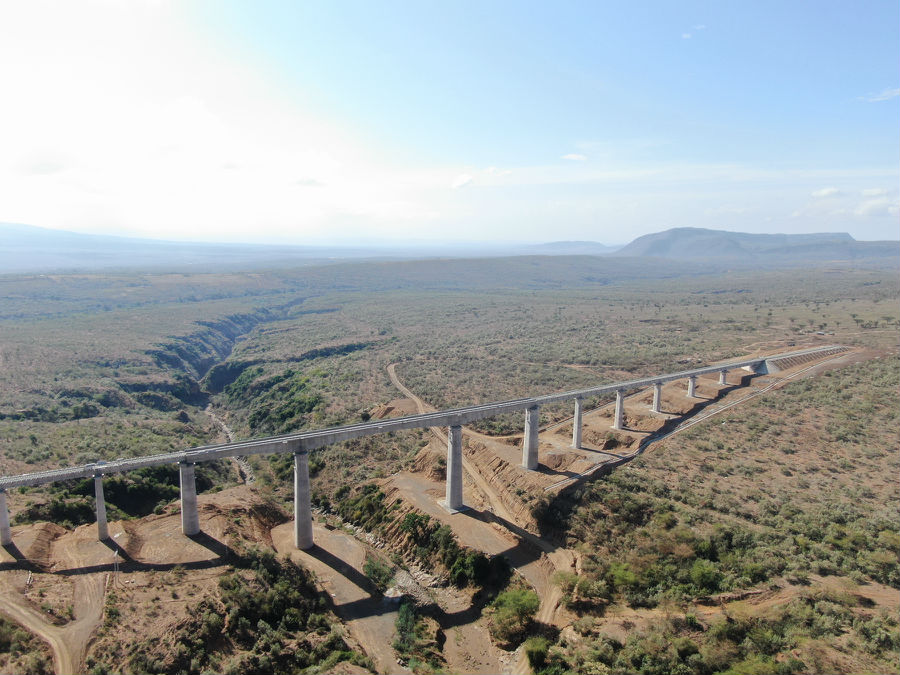 肯尼亚内马铁路一期项目,是一条完全采用中国标准修建的标轨铁路,总长