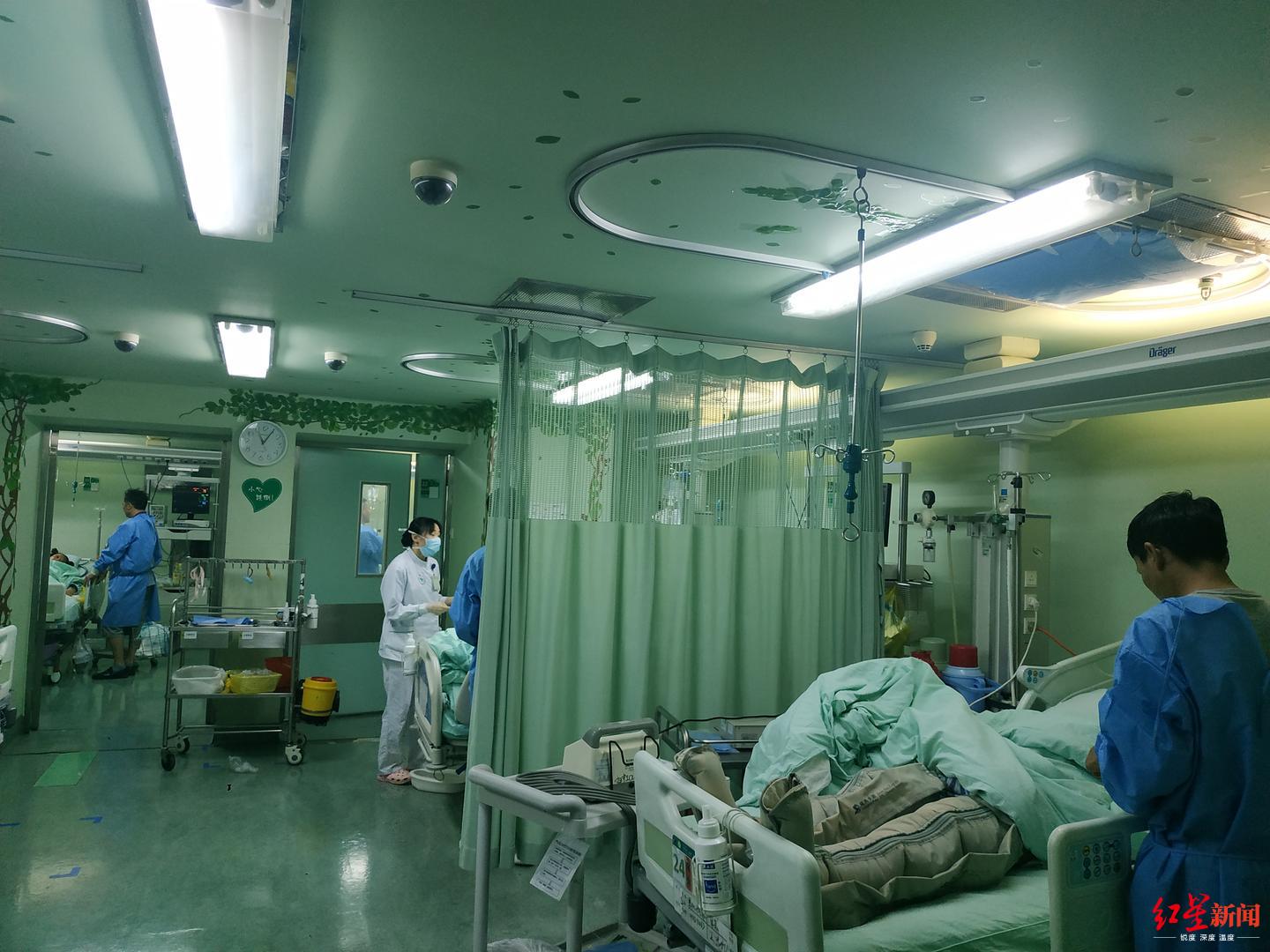 华西第二医院妇产科icu门外的家属们探着头等待着,依次进入icu病房