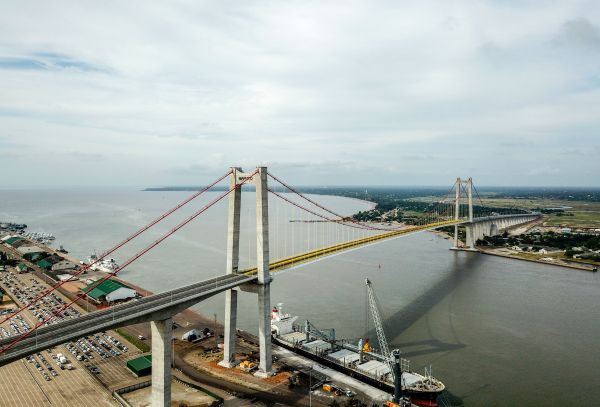 2018年11月，由中国路桥工程有限责任公司承建的莫桑比克马普托大桥及连接线项目正式通车。（新华社）