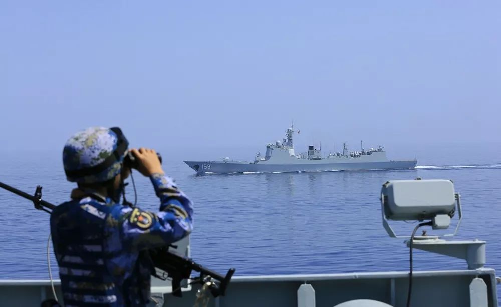 两个编队会合后,随即展开共同护航行动.当地时间4月28日