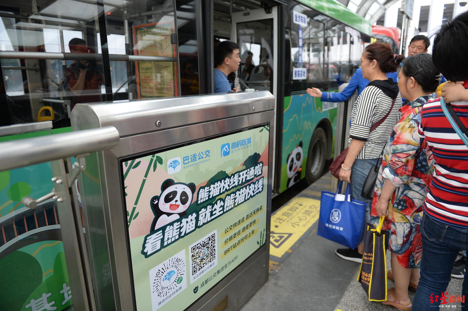 在5层候车厅,记者发现熊猫快线1号线与快速公交k1在同一个通道上车