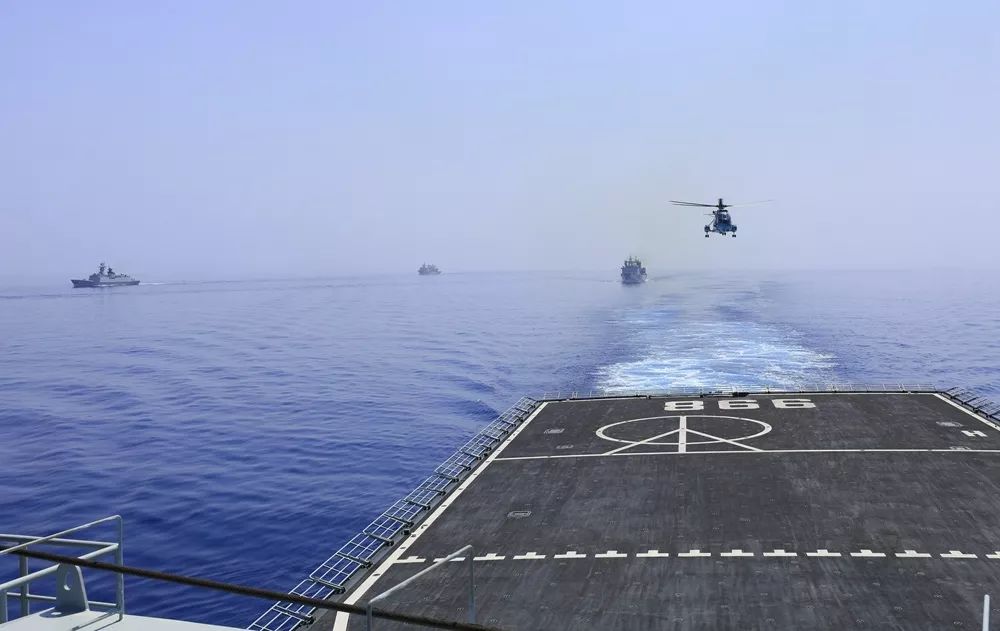 海军第32批护航编队抵达亚丁湾与第31批护航编队开始首次联合护航行动