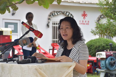 驻科特迪瓦使馆临时代办钱丽霞出席援科农机设备交付仪式