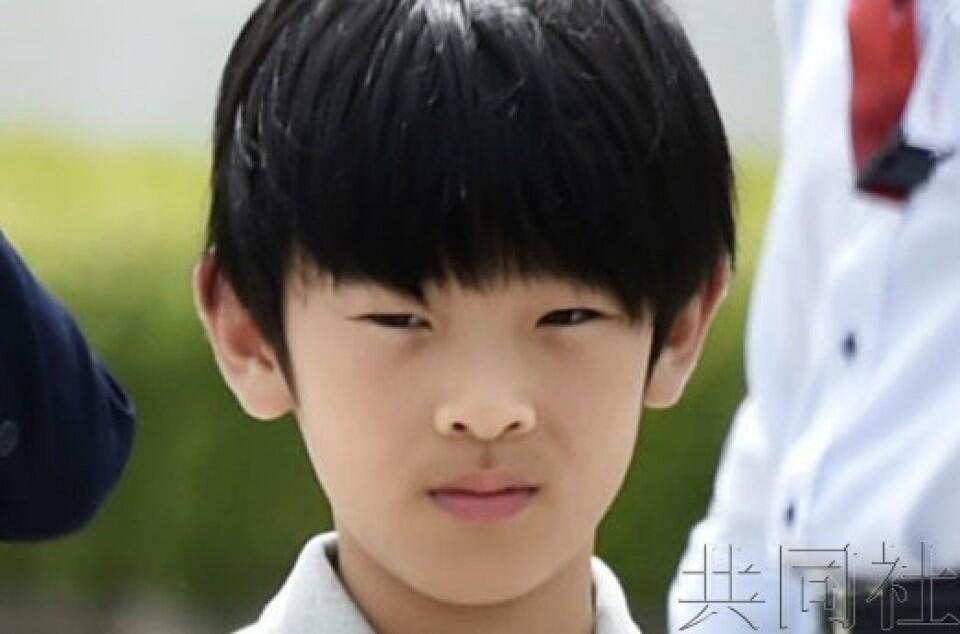 日本皇孙学校附近发现安全帽 或为可疑男子佩戴|安全帽|孙悠仁|天皇_新浪新闻