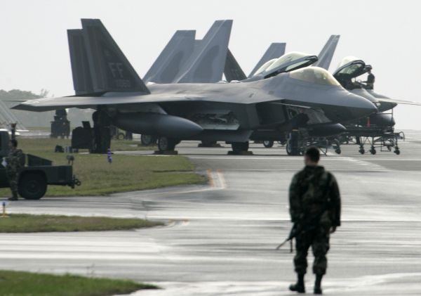  资料图：几架美军F-22战斗机停在驻日本冲绳嘉手纳美军基地。 新华社发