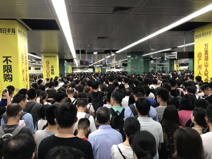 (图为:广州地铁5号线广州火车站准备换乘的人群  摄影:杜弘禹)(图为