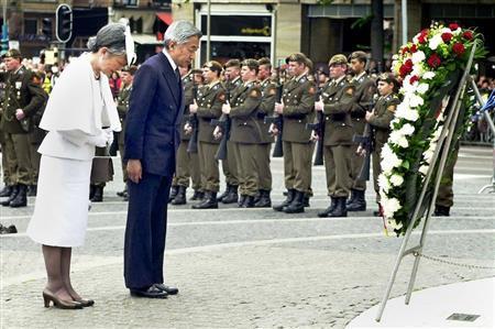 明仁天皇夫妇在荷兰为战争死难者献花悼念（产经新闻）