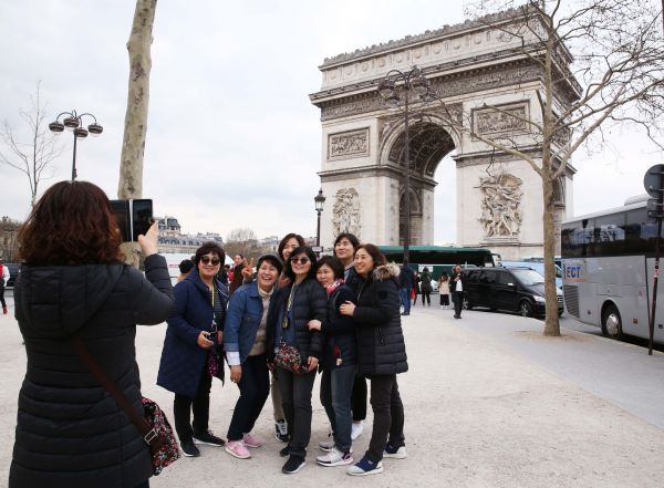 中国游客在法国巴黎凯旋门前合影（新华社记者高静 摄）