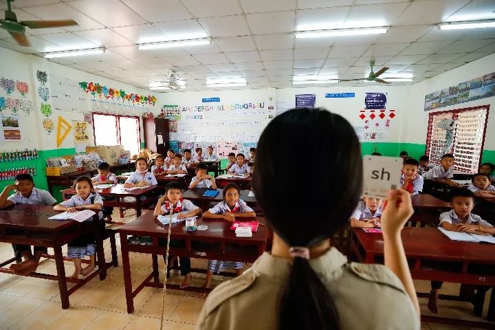  ↑2019年3月26日，老挝万象中老友好农冰村小学，来自中国的志愿者为三年级的学生上汉语课。 新华社记者 王婧嫱摄