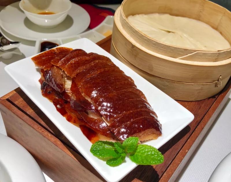 沪五星级酒店一道片皮鸭引老外互掐看隐形超人大堂经理如何解丨你所不