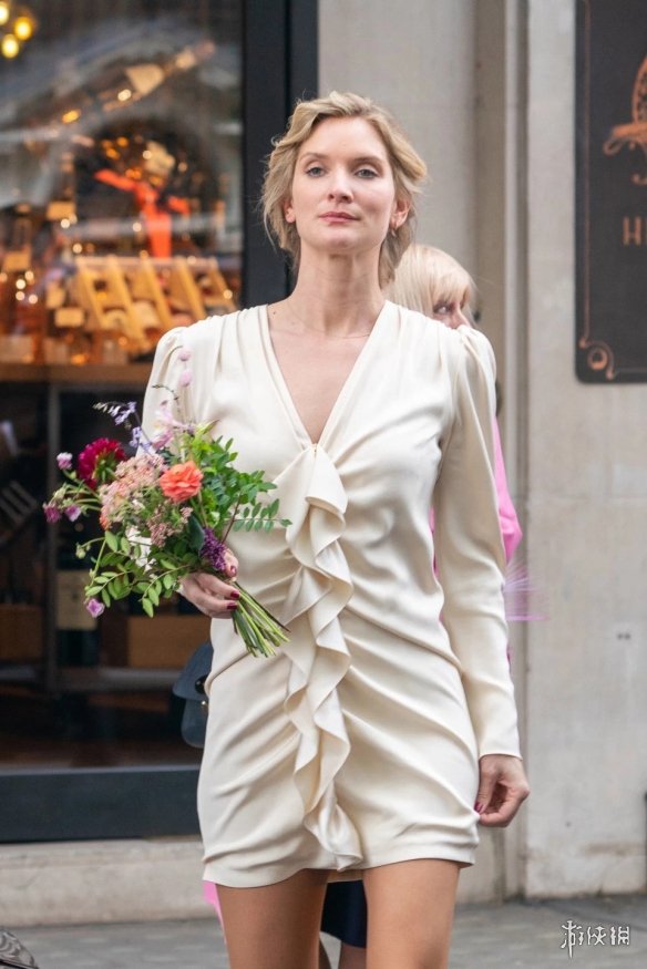 裘德·洛与妻子英国完婚 公布照片两人身着礼服郎才女貌