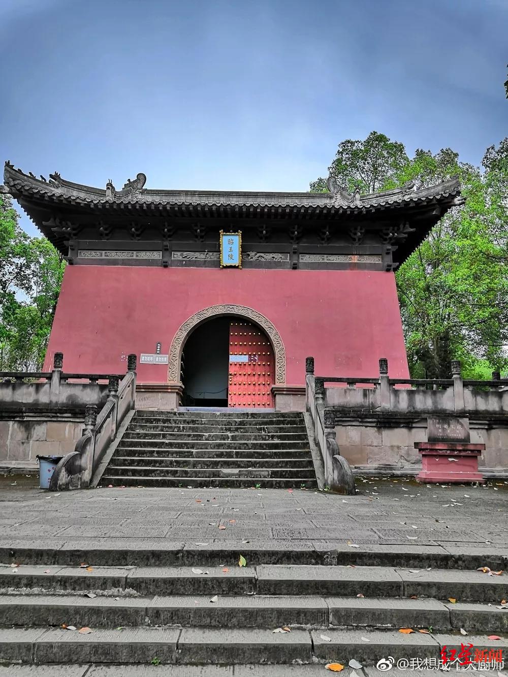 坐落于凤凰山下,青龙湖畔山林中的明蜀王陵,于1988年建成博物馆,是