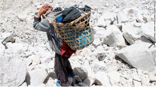 （尼泊尔当地搬运工身负重物往返于珠峰大本营和Gorak Shep山之间 图片来源：CNN）