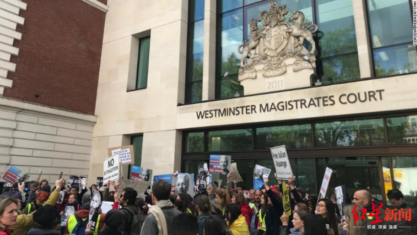 ↑周四庭审期间，在威斯敏斯特法庭外抗议的人群（图自：CNN）