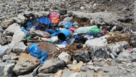 （珠峰上的塑料垃圾，图片来源：CNN）