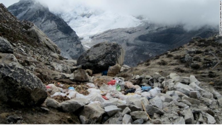 （珠峰上的垃圾，图片来源：CNN）