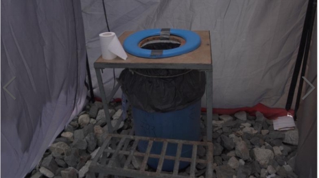（尼泊尔政府在珠峰大本营安置的人类粪便收集“马桶” 图片来源：CNN）