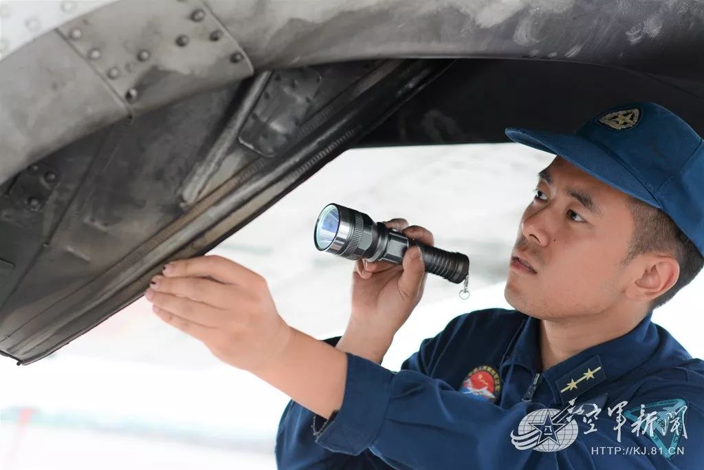 空军西安飞行学院某旅机务大队官兵在祖国西南某机场,向奋战在一线的