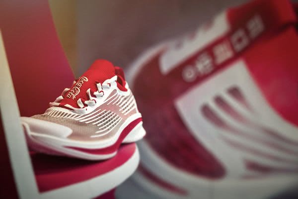 安踏推出氢跑鞋可口可乐联名款 将限量发售