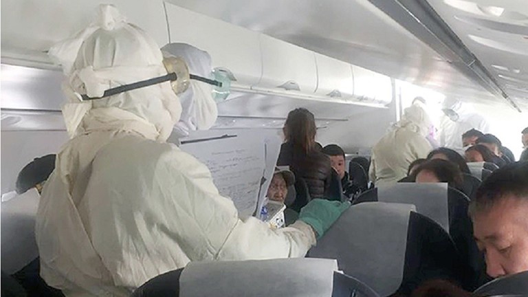 蒙古防疫人员在登机检查（今日俄罗斯）