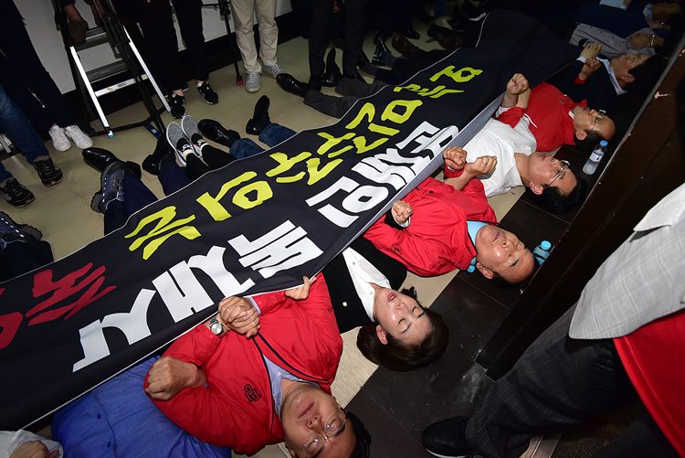 罗卿媛与议员躺地示威（韩媒news 1）